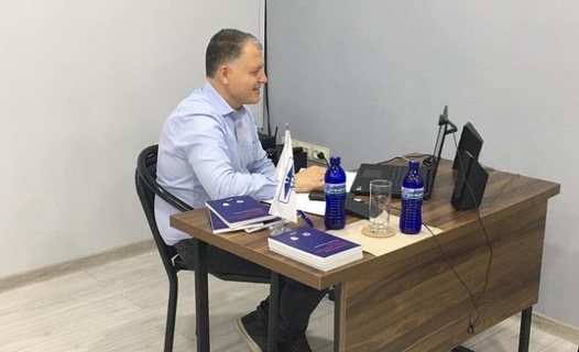შემფასებელი დოკუმენტებს განიხილავს დაწესებულებაში ვიზიტისას